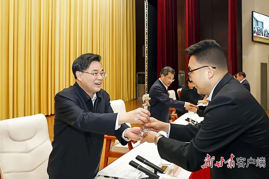 2-2023年5月，省委书记、省人大常委会主任胡昌升为金徽矿业旅游景区授“全省文化旅游发展突出贡献集体奖”。.jpg